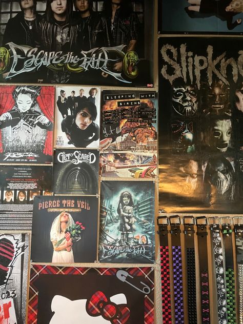 Metalhead Bedroom, Wall Of Posters, Emo Room Ideas, Punk Home Decor, Emo Bedroom, Emo Room, Punk Room, Rock Room, Goth Bedroom