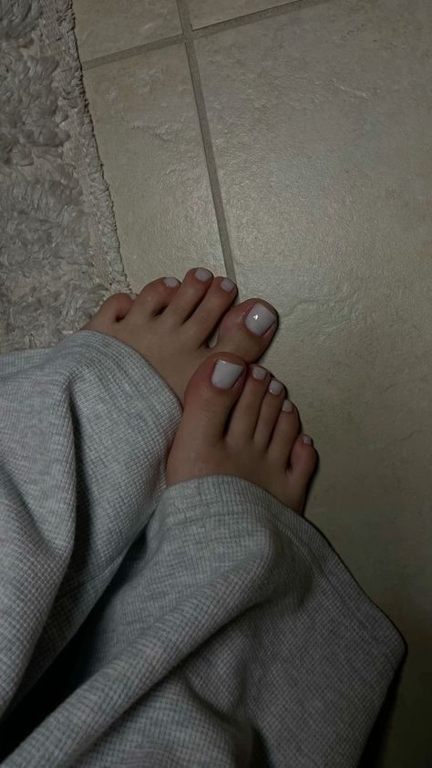 Milky Toes Nails, Aesthetic Feet Nail Polish, Toe Pics White Nails, Pretty Toes White Nails, Pedicure Small Nails, Clean Girl Toenails, Milky White Mani Pedi, White Feet Nails Pedicures, White Nails Toes Toenails