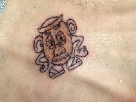 21 Unexpectedly clever tattoos  Mole into Mr. Potato Head. Mole Cover Up Tattoo, Funny Henna, Tattoo Mole, Rush Tattoo, Mole Tattoo, Tattoo 2015, Celebrities Tattoos, Clever Tattoos, Tattoo Fails