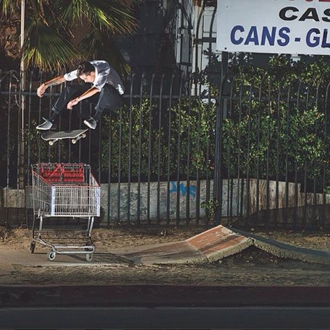 Dylan Rieder 360 FLIP | Photo : Atiba Jefferson Dylan Rieder, Skate Photography, Street Skater, Flip Photo, 360 Photo, Skateboard Photography, Soul Surfer, Street Beat, Skater Aesthetic