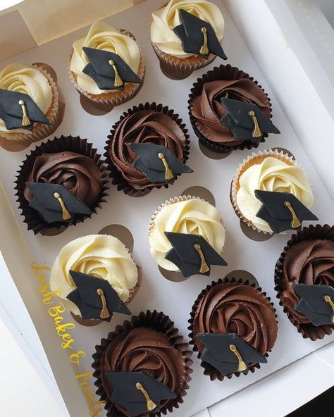 Lushbakesandtreats on Instagram: "Simple Graduation theme cupcakes chocolate and Vanilla cupcakes #lushbakesandtreats #graduationcupcakes #graduation #graduationday #speicalmoment #proudday #proudmoment #graduated #passed #Celebration #party #surprise #gettogether #perfectcombo #gift #present #afterparty #welldone #vanillacupcakes #vanilla #cupcakes #lushbakesandtreats" Elegant Graduation Cupcakes, Cupcakes Graduation Ideas, Simple Graduation Cupcakes, Graduation Cap Cupcakes, Cupcake Graduation Ideas, Cupcakes For Graduation Party, Mba Cake, Graduation Cake Ideas Simple, Congrats Cupcakes