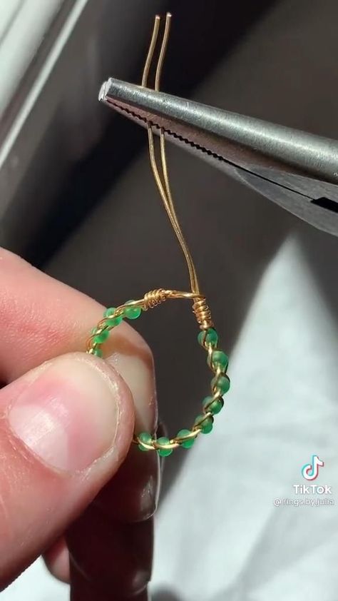 Wire Rings Beads, How To Make Rings Out Of Wire And Beads, Rings Aesthetic Handmade, Aesthetic Rings Diy, Homemade Jewelry Tutorial, Ring Ideas Diy Bead, Aesthetic Handmade Bracelets, Handmade Wire Rings Tutorial, Aesthetic Wire Rings