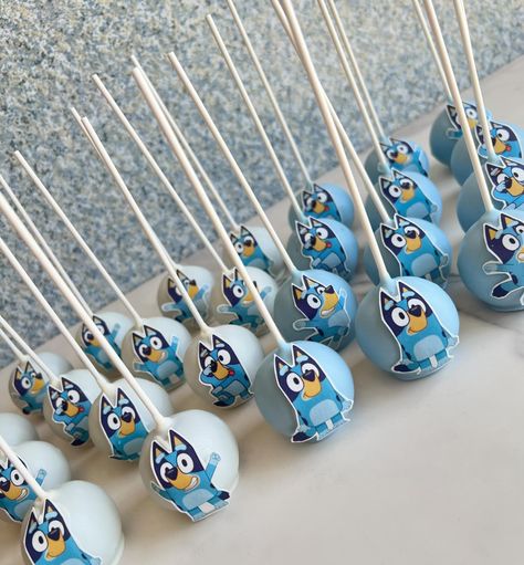 Blues cake pops #blueyparty #cakepops #blueycakepops #chocolatedippedtreats #bolitasdepastel #angiesweetcreations Bluey Cake Pop Ideas, Bluey Treats Birthday, Bluey Dessert, Bluey Desserts, Bluey Cake Pops, Cake Pops Blue, Blue Cake Pops, Sonic Birthday Cake, Chocolate Dipped Treats