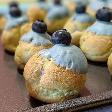 Cream puffs filled with blueberry and rosemary mousse, covered with blue dyed white chocolate. It's a light and fresh dessert, perfect for summer! Blue Pastries, Blue Supermoon, Puff Recipes, Blueberry Mousse, Cream Puff Filling, Blue Frosting, Cream Puff Recipe, Cream Puff, Cream Puffs