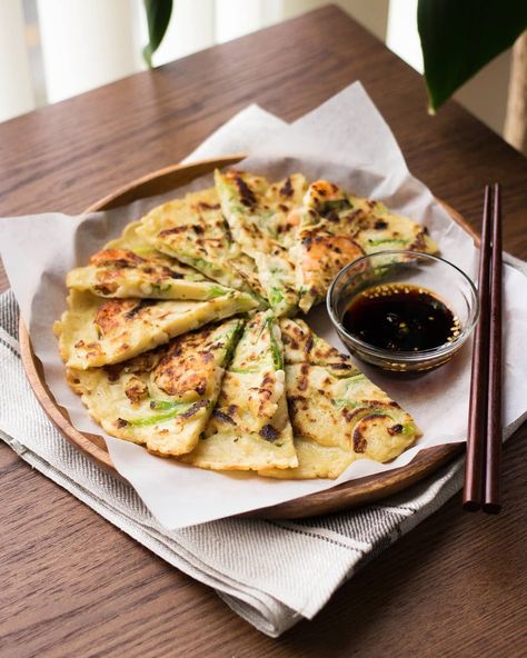 New on the blog today is a very popular Korean side dish - Haemul Pajeon! This savory 𝑲𝒐𝒓𝒆𝒂𝒏 𝑺𝒆𝒂𝒇𝒐𝒐𝒅 𝑷𝒂𝒏𝒄𝒂𝒌𝒆 is a delectable side dish loved by many around the world. Created with a harmony of shrimp, calamari, green onions, and flavourful batter, this dish makes for a perfect treat to satisfy your tastebuds.  _ ⠀⠀⠀⠀⠀⠀⠀⠀⠀⠀⠀⠀⠀⠀⠀⠀⠀⠀⠀⠀⠀⠀⠀⠀⠀⠀⠀⠀⠀⁣ ✧ clickable recipe in my bio @cookerru http://cookerru.com/korean-seafood-pancake/ _⁣ ⁣ Follow @cookerru for simple indulgent recipes!⁣ Haemul Pajeon, Korean Seafood Pancake, Korean Seafood, Seafood Pancake, Indulgent Recipes, Korean Pancake, Korean Street Food Recipes, Korean Side Dishes, Seafood Recipe