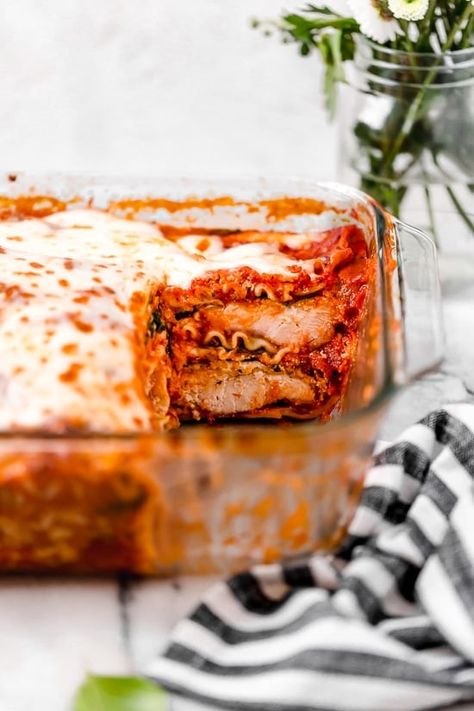 This easy Chicken Parmesan Lasagna is a combination of two classic dishes. It's the perfect family-friendly dish to feed a large crowd! Easy Dinner For A Crowd, Chicken Parmesan Lasagna, Dinner For A Crowd, Foods Chicken, Breaded Chicken Cutlets, Easy Chicken Parmesan, Large Crowd, Skinny Taste Recipes, Cooking For One