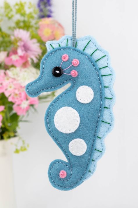 Felt Seahorse Pattern Free, Hanging Felt Decorations, Book Felt Ornament, Felt Crafts Animals, Felt Projects To Sell, Summer Felt Crafts, Felt Sea Creatures Patterns Free, Felt Patterns Free Printables, Felt Ornaments Patterns Templates