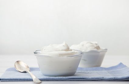 Try this creamy DIY face mask using yogurt. It moisturizes while reducing discoloration and brightening the skin. In the evening, mix 3 Tbsp. of plain yogurt with the juice of Â½ a lemon. Apply onto the skin for 30 minutes and rinse off with warm water. Yogurt Sour Cream, Greek Yogurt Sour Cream, Sour Cream Substitute, Healthy Late Night Snacks, Make Greek Yogurt, Potato Pudding, Veggie Smoothies, Healthy Snack Options, Diet Snacks