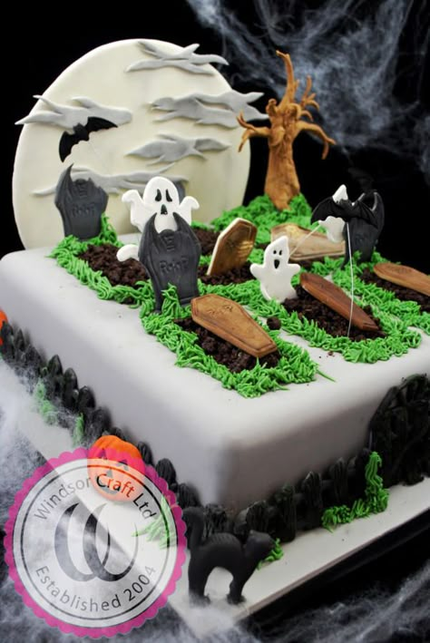 Halloween Graveyard Cake by Windsor - Cake by Windsor Craft Halloween Graveyard Cake, Haloween Cakes, Graveyard Cake, Halloween Torte, Graveyard Halloween, Fence And Gate, Spooky Graveyard, Dessert Halloween, Halloween Cake Decorating