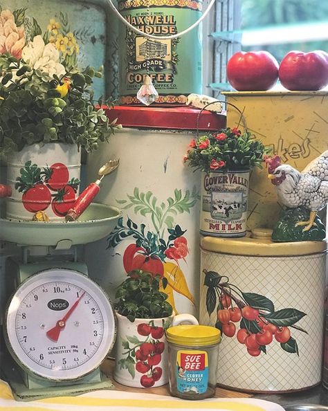 Decorating With Vintage Tins, Vintage Vignettes Flea Markets, Market Booth Decor, Cottage Character, Decorating With Flea Market Finds, Vintage Kitchen Display, Decorating With Antiques, Junk Garden, Flea Market Booth