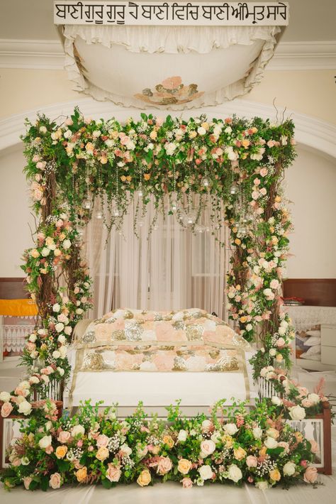 Gurudwara Decoration, Gurdwara Decor, Gurdwara Wedding Decoration, Punjabi Wedding House Decor, Gurudwara Decoration Wedding, Anand Karaj Decor, Gurdwara Decor Wedding, Guruji Satsang Flower Decoration, Shadi Wala Ghar Decor