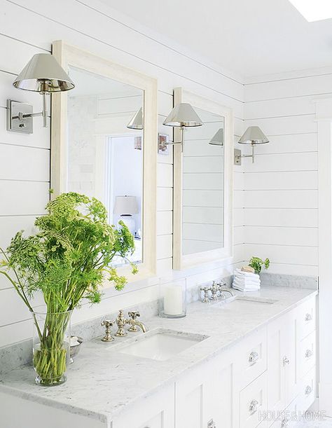 Shiplap on the walls of the principal bathroom gives the sleek space a touch of Hamptons cool. | Photographer: Tracey Ayton | Designer: Architecture by Jennifer Heath Hamptons Bathroom Ideas, Painted Bathroom Tile, Hampton Style Bathrooms, Art Decor Bathroom, Bathroom Bright, Beach House Bathrooms, Bathtub Art, Laundry Room Paint Color, Bathroom Natural