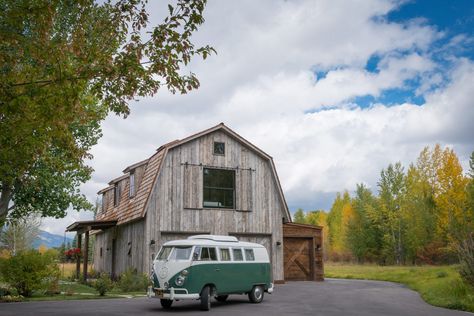 Carney Logan Burke creates barn-shaped guest house in rural Wyoming Renovated Barns, Farm Shed, Barn Conversions, Barn House Design, Gambrel Roof, Barn Living, Converted Barn, Barn Renovation, Wooden Barn