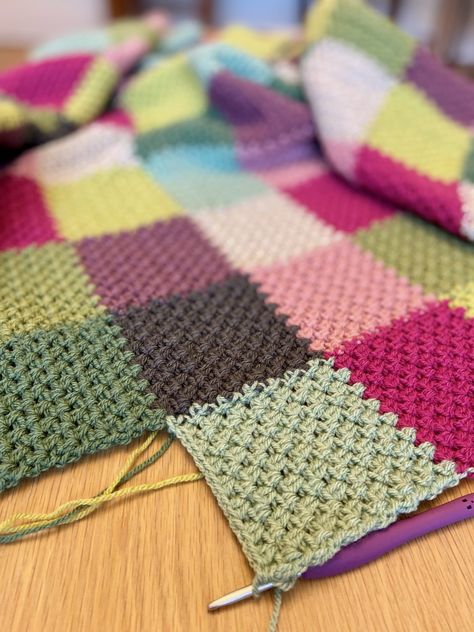 Crochet Patchwork Squares, Crochet Swirl, Crochet Patchwork Blanket, Lidia Crochet Tricot, Zig Zag Crochet, Patchwork Squares, Scrap Yarn Crochet, Modern Crochet Blanket, Crochet Square Blanket