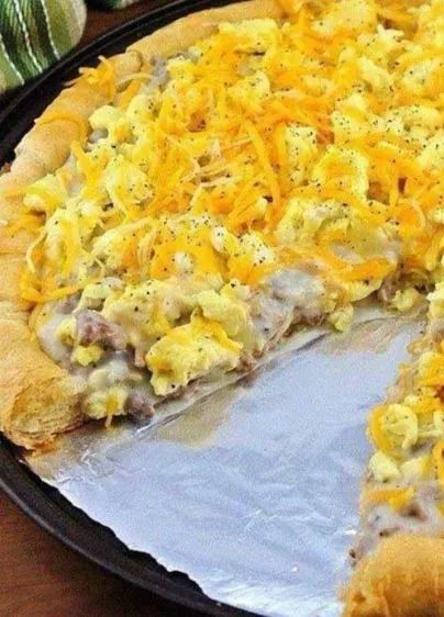 Sausage Gravy Breakfast Pizza - ALL RECIPES GUIDE Sausage Gravy Breakfast Pizza, Sausage Gravy Breakfast, Easy Biscuits, Sausage Gravy Recipe, Breakfast Pizza Recipe, Country Gravy, Pizza Logo, Jimmy Dean, Crescent Dough