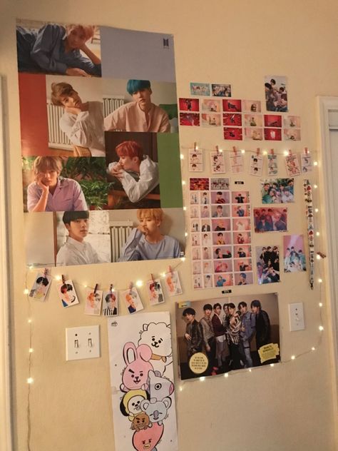 Army Decor Room, College Dorm Room Ideas Kpop, Bts Army Room Aesthetic, Army Room Decor Aesthetic, Bts Decoration Ideas, Bts Poster Room Decor, Army Bts Room Ideas, Bts Army Room Decor, Bts Wall Decor Ideas