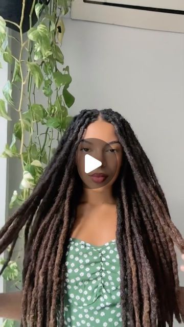 Leticia Nascimento on Instagram: "Retwistando meus locs 🤍
#locs" Long Locs Black Women, Long Locs Hairstyles For Women, Jumbo Locs, Jah Locs, Marley Locs, Locs Black Women, Natural Locs, Long Locs, Locs Hairstyles