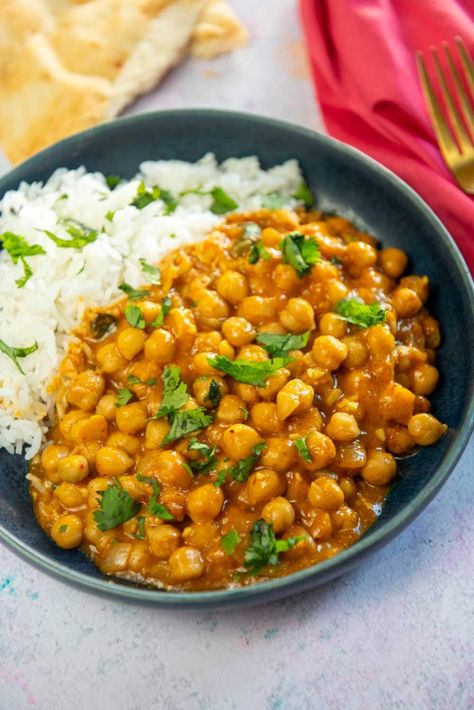 Chickpea Curry in the Slow Cooker - Slow Cooker Gourmet Healthy Curry Recipe, Vegan Tikka Masala, Vinaigrette Dressing Recipe, Chickpea And Spinach Curry, Homemade Curry, Hearty Lunch, Vinaigrette Recipes, Chickpea Curry, Masala Recipe