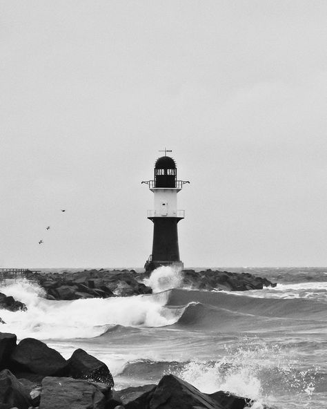 Light House Photography, Scenery Black And White, Black And White Scenery, Monoprint Ideas, Sea Black And White, Landscape Photography Black And White, Waves Black And White, Blackberry Mountain, Ipad Decor