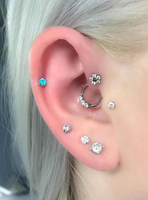 Different Ear Piercings, Piercing Inspo, Ear Art, Cute Ear Piercings, Forward Helix, Lace Tattoo, Tragus Piercing, Piercing Ideas, Daith Piercing