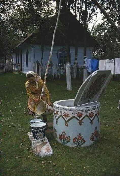 Facebook Zalipie Poland, Slavic Village, Bruno Barbey, Poland Warsaw, Polish Traditions, Polish Folk Art, European Aesthetic, Krakow Poland, Magnum Photos