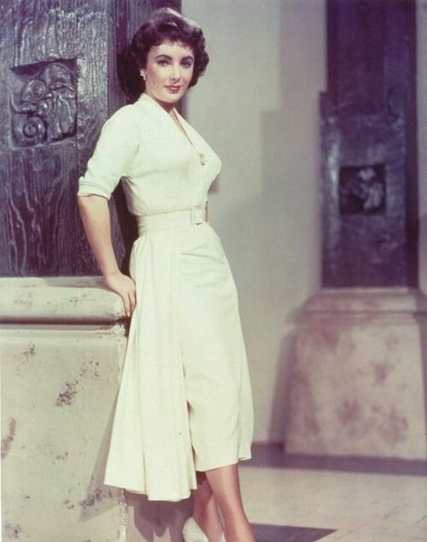 Elizabeth Taylor Elizabeth Taylor Style, Love Vintage, Taylor White, Actrices Hollywood, Elizabeth Taylor, Famous Women, Vintage Glamour, Golden Age Of Hollywood, Hollywood Glamour