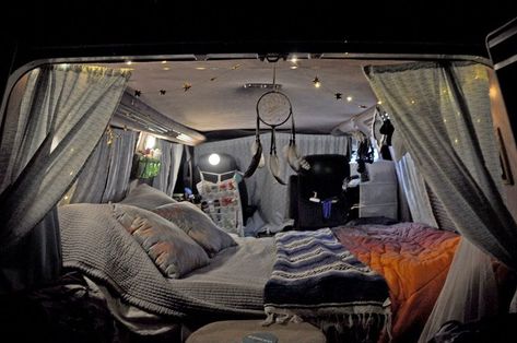 Cheap and easy DIY Campervan conversion picture hanging wire with plastic coating Campervan Curtains, Rv Camper Interior, Camper Interior Ideas, Van Curtains, Rv Curtains, Rv Conversion, Minivan Camper, Campervan Bed, Diy Campervan