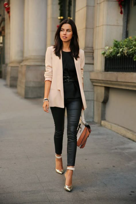 La tenue vestimentaire au travail - visions chic et élégantes pour femme - Archzine.fr Business Attire For Young Women, Black Work Outfit, Business Attire Dress, Summer Business Attire, Formal Business Attire, Looks Jeans, Business Attire Women, Business Outfits Women, Office Outfits Women