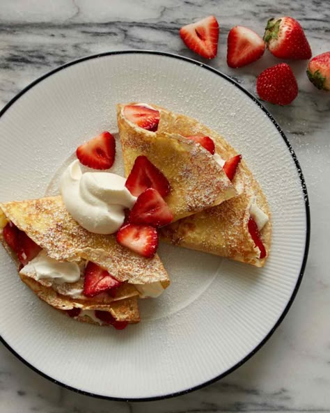 Sweetened Crepes Strawberry Crepes Recipe, Easy Crepe Recipe, Strawberry Crepes, Sweet Crepes, Crepe Recipes, Beignets, Strawberries And Cream, Classic Food, Aesthetic Food