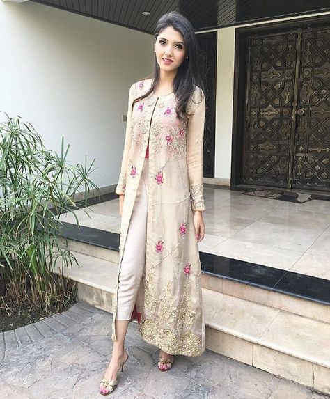 5,489 Likes, 24 Comments - Pakistan Street Style (@pakistanstreetstyle) on Instagram: “#Repost from @mahnoorkhurram  #pakistanstreetstyle” Pakistani Wedding Guest, Pakistan Street, Pakistan Street Style, Salwar Kamiz, Desi Clothes, Party Kleidung, Indian Attire, Pakistani Actress, Designer Dresses Indian