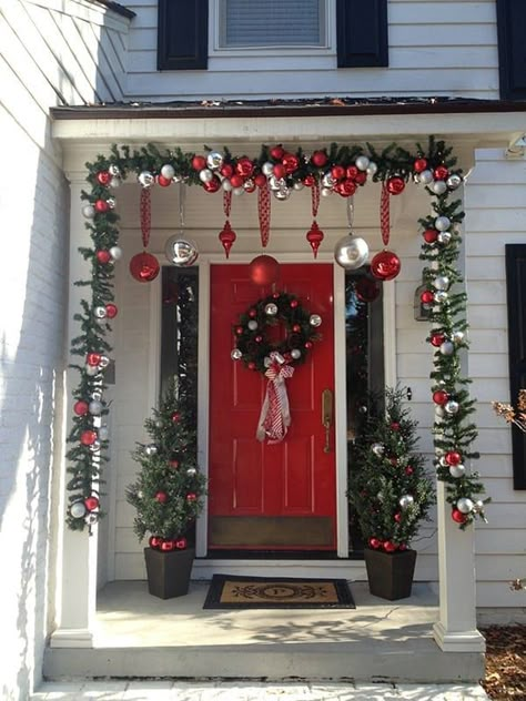 Outdoor Christmas Diy, Outside Christmas Decorations, Front Door Christmas Decorations, Beautiful Christmas Decorations, Christmas Front Doors, Christmas Porch Decor, Christmas Decorations Diy Outdoor, Outdoor Christmas Lights, Front Porch Christmas Decor