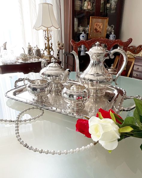 Silver Plated Tea Set With Serving Tray, Birks Primrose Plate Silver Tea Set Display, Tea Set Display, Silver Plated Tea Set, Antique Tea Sets, Silver Tea Set, Table Dressing, Bar Tray, Wine Coasters, Pot Set