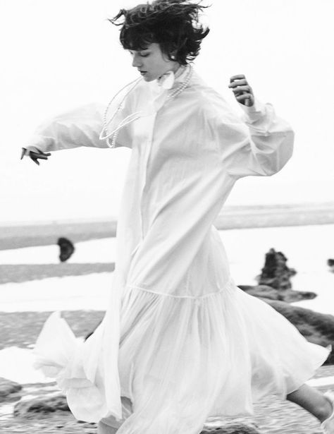 Thirties Twist (Elle France) Warm Fall Outfits, White Editorial, Ginger Models, White Fashion Photography, Photoshoot Editorial, Island Wear, Black Ball Gown, Manga Hair, Best Vacation Destinations