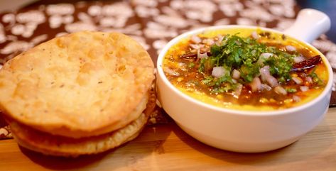 Food Secrets: Discovering the Culinary Wonders of Sindhi Cuisine Dal Pakwan Recipe, Pakwan Recipe, Dal Pakwan, Places In Mumbai, Recipe For Kids, Breakfast Places, Indian Breakfast, Lunch Box Recipes, Breakfast Snacks