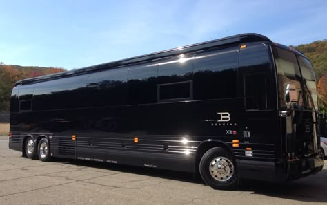 BEARING Bus! Bus Luxury, Nice Bus, Tour Bus, Luxury Bus Most Expensive, Tour Bus Exterior, Tour Buses For Sale, Prevost Bus, Prevost Coach, Cozy Camping