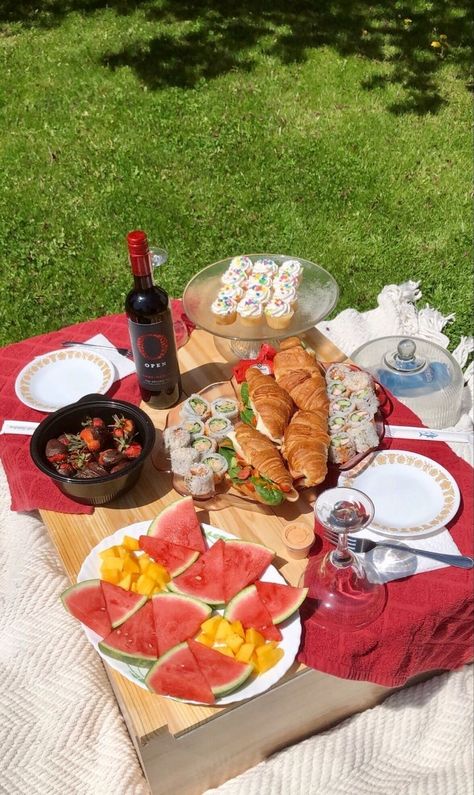 Aesthetic Sandwich, Charcuterie Food, Fruit Sushi, Picnic Date Food, Healthy Picnic, Picnic Sandwiches, Picnic Snacks, Birthday Aesthetic, Picnic Inspiration