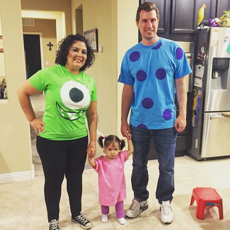 DIY Monster's Inc. family costume Family Costumes For 3, Disney Family Costumes, Diy Fantasia, Family Themed Halloween Costumes, Spooky Halloween Costumes, Diy Monsters, Themed Halloween Costumes, Diy Kostüm, Hallowen Costume