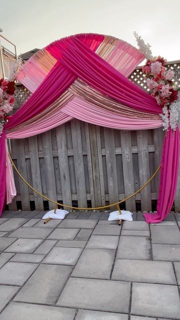 Circle Ganpati Decoration, Round Backdrop With Drapes, Circle Backdrop Ideas, Wedding Round Arch With Curtains And Flowers, Circle Backdrop With Drapes And Balloons, Circle Backdrop Decoration For Ganpati, Round Backdrop Ideas, Circle Backdrop Fabric, Mehndi Stage Decor