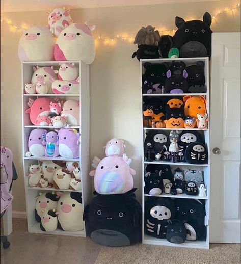 Squishmallows Shelves, Squishmallow Setup Ideas, How To Display Plushies, Squishmallow Storage Bedroom, Bedroom Stuffed Animals, Stuffed Animal Shelf, Squishmallow Room, Plushie Display, Squishmallow Display