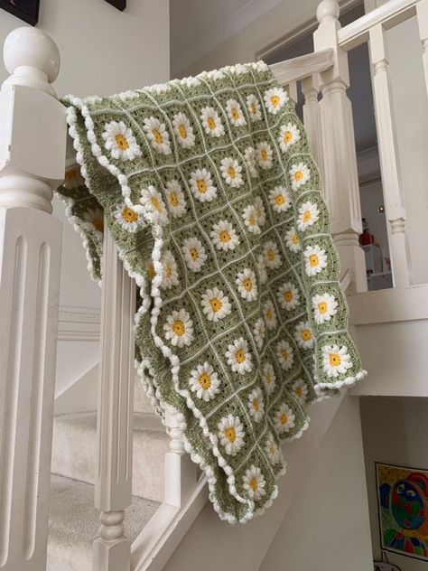 Crochet Blanket Daisy, Crochet Daisy Granny Square Blanket, Granny Square Blanket Green, Granny Square Blanket Aesthetic, Plant Granny Square, Daisy Granny Square Pattern Free, Flower Granny Square Blanket, Fun Granny Squares, Green Crochet Blanket