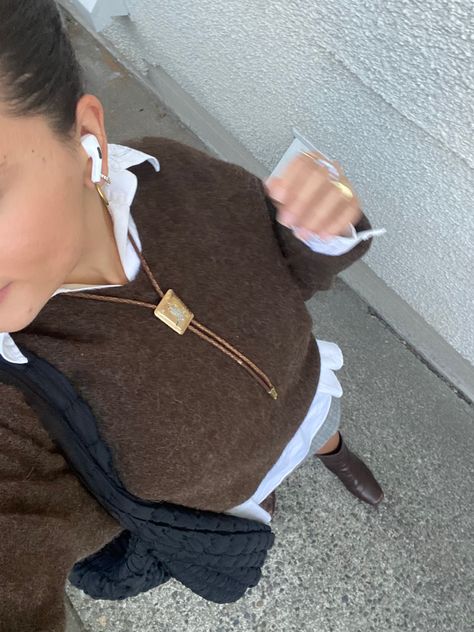 Style Bolo Tie, Women In Bolo Ties, Bolotie Necklace Outfit, Styling Bolo Tie Women, Womens Bolo Tie Outfit, Bolo Necklace Outfit, Bolo Tie Styling, Women Bolo Tie Outfit, Tie Aesthetic Woman