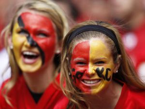 Chiefs Face Paint, Fan Face Paint, Football Face Paint, Kansas City Chiefs Football, Amazing Halloween Makeup, Red Friday, Crazy Fans, Chiefs Football, Kc Chiefs