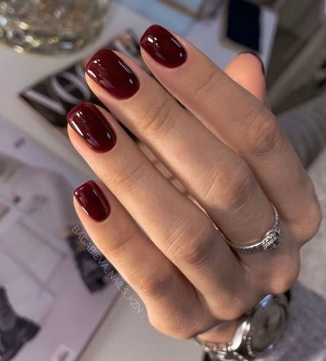 Fall Nail Colors Square, Red Lips And Nails Aesthetic, Burgundy Dip Nails, Simple Manicure For Short Nails, September Gel Nails, Cranberry Red Nails, Merlot Nails, Neutral Short Nails, Short Square Nails Fall