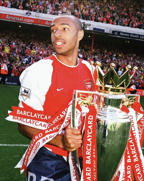 Thierry Henry Arsenal, Arsenal Pictures, Arsenal Fc Wallpapers, Football Players Photos, Arsenal Players, Arsenal Football Club, Retro Football Shirts, Best Football Players, Football Images