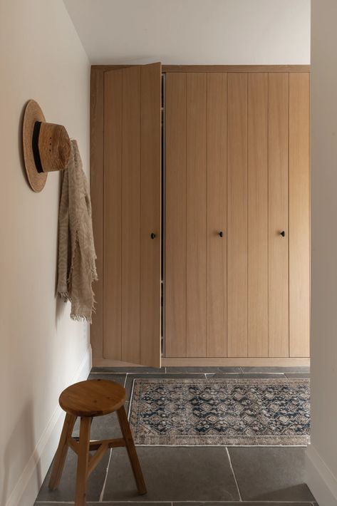 Mid Century Mud Room Ideas, Mudroom Interior Design, Natural Wood Mudroom, White Oak Mudroom, Oak Mudroom, Hallway Lockers, Cottage Mudroom, Modern Mudroom, Mudroom Bathroom