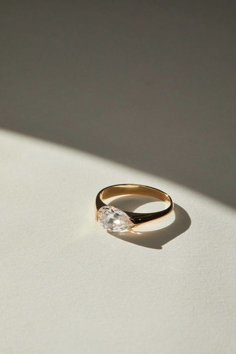 Australian Engagement Ring Shopping Guide - Style Guide The Lane Casual Wedding Rings, Vintage Engagement Rings Georgian, Inlaid Diamond Engagement Ring, Adjustable Engagement Ring, Design Your Own Wedding Ring, Prongless Engagement Ring, Flat Gold Engagement Ring, Perfect Engagement Ring Gold, Clear Engagement Ring