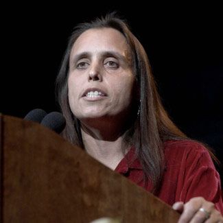 Winona LaDuke, member of the Anishinaabe nation, recovering lands withheld from Native American communities. Great Women In History, Winona Laduke, Native Wedding, Emotionally Strong, Womens History, Water Is Life, Native Dress, Women Scientists, Nobel Prize Winners