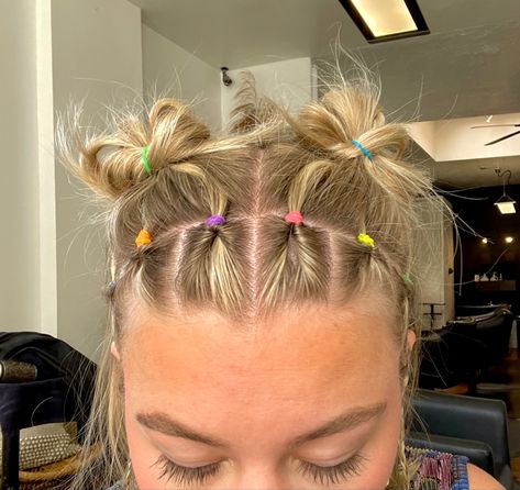 Summer hairstyle 2023 90s colorful toddler fun short hair Crazy Hair For Short Hair, 90s Kids Hairstyles, 90s Girl Hairstyles, Fun Short Hair, 80’s Hair, Hairstyle 2023, Daughter Hairstyles, Camping Hair, Baby Life Hacks