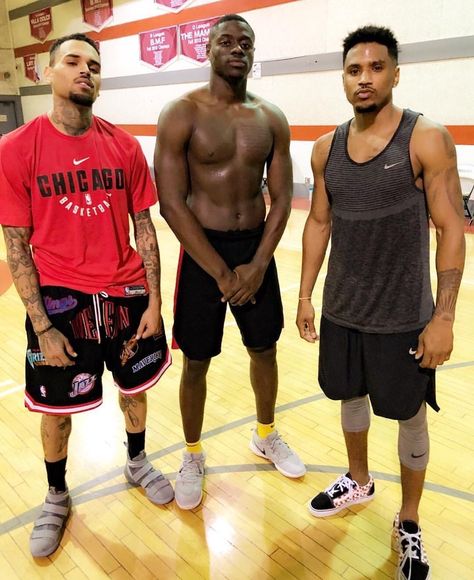 Trey Songz Shirtless, Kool Aid Hair Dye, Trey Songs, Chris Brown Outfits, Chris Brown Style, Chris Brown Videos, Chris B, Breezy Chris Brown, Brown Baskets