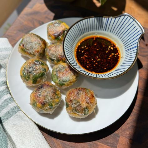 Crispy Chive and Shrimp Rice Paper Dumplings Crispy Dumplings, Spring Rolls Recipe Shrimp, Rice Paper Dumplings, Green Onions Recipes, Rice Paper Recipes, Chinese Chives, Shrimp Rice, Shrimp Spring Rolls, Shrimp Dumplings